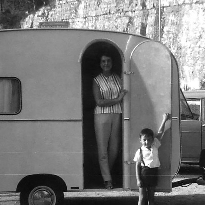 Frau Striewski mit Sohn Michael am ersten selbst gebauten Wohnwagen von Harald Striewski.